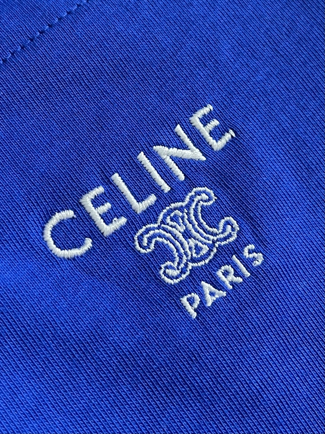 Celine 刺绣口袋短袖T恤，定制纯棉平纹丝光布 柔软细腻 舒适贴肤 以一抹澄澈的克莱因蓝惊艳亮相 白