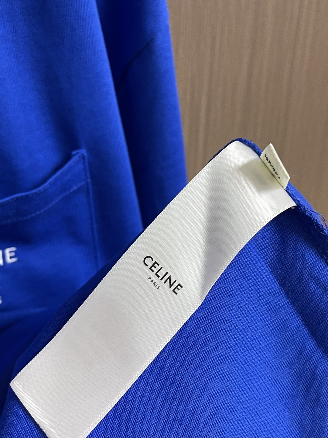 Celine 刺绣口袋短袖T恤，定制纯棉平纹丝光布 柔软细腻 舒适贴肤 以一抹澄澈的克莱因蓝惊艳亮相 白