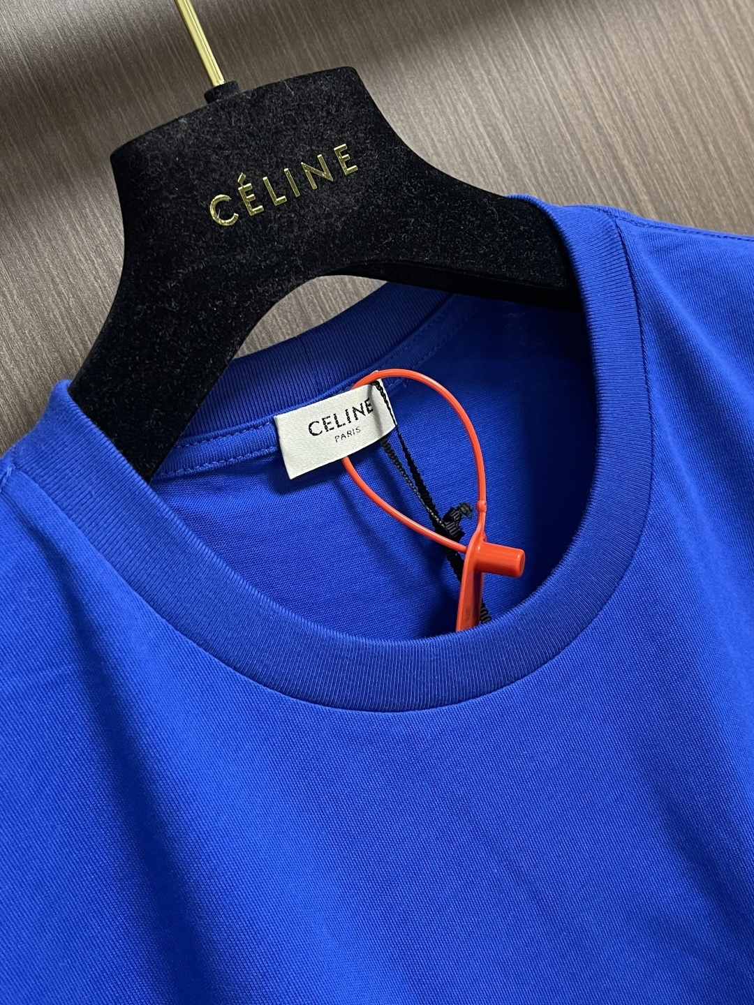 Celine 刺绣口袋短袖T恤，定制纯棉平纹丝光布 柔软细腻 舒适贴肤 以一抹澄澈的克莱因蓝惊艳亮相 白