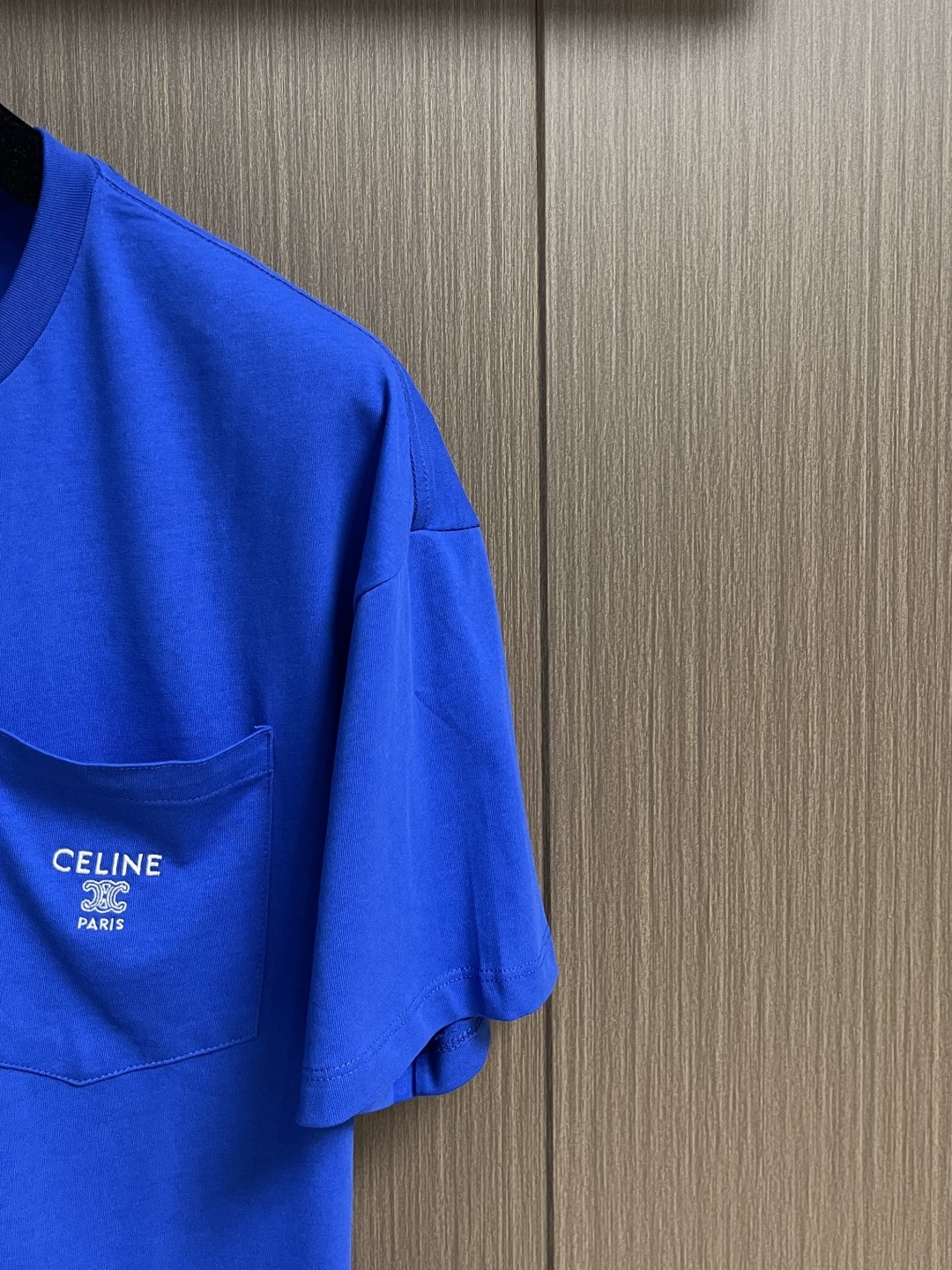 Celine 刺绣口袋短袖T恤，定制纯棉平纹丝光布 柔软细腻 舒适贴肤 以一抹澄澈的克莱因蓝惊艳亮相 白