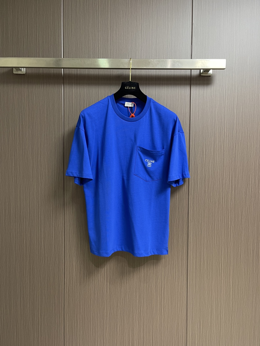 NO:745890,Celine embroidered pocket short-sleeved T-shirt, custom-made pure cotton plain mercerized fabric. Soft and delicate, comfortable and close to the skin. It makes a stunning appearance with a touch of clear Klein blue. White silk logo embroidery dances on the fabric. CELINE PARIS TRIOMPHE embroidery is decorated with chest pockets. The ultimate interpretation of restrained aesthetics. Effortless elegance. Control complexity with simplicity. Quality wins over quantity. It uses imported machine embroidery technology and uses advanced computer control systems and precision mechanical components.  Achieve Celine letter embroidery work with high precision, smooth and delicate lines, washed fabrics, better hand feel and texture, not easy to deform, not easy to shrink, not easy to fade, and maintain long-term beauty. The overall wiring is straight and delicate, the fabric is comfortable and soft, and the color is consistent without color difference. It can be matched with the same style to create a fashionable look, control various occasions, customized accessories, complete three standards, the same style for men and women!  Size S-XL S size bust 101 shoulder width 56 length 66 M size bust 105 shoulder width 58 length 67.5 L size bust 109 shoulder width 60 length 69 XL size bust 113 shoulder width 62 length 70.5,,celine,T-shirt,tees,t-shirt,19860909Celine 刺绣口袋短袖T恤,定制纯棉平纹丝光布 柔软细腻 舒适贴肤 以一抹澄澈的克莱因蓝惊艳亮相 白色的丝线Logo刺绣在面料上翩翩起舞 CELINE PARIS TRIOMPHE刺绣饰以胸前口袋 对克制美学的极致诠释 拥有不费力的优雅 以简驭繁 以质胜量 尽显品味.采用进口机刺绣工艺 使用先进的计算机控制系统和精密的机械部件 实现Celine 字母刺绣作业 精度高 线条流畅而细腻,面料都经过浇洗 手感质感更佳 不易变形 不易缩水 不易褪色 保持长久的美观.整体走线平直细腻,面料舒适柔软,颜色一致无色差 能与同款搭配营造时尚造型,驾驭各种场合,定制辅料,三标齐全,男女同款！尺码S-XL S码胸围101 肩宽56 衣长66 M码 胸围105肩宽58衣长67.5 L码胸围109肩宽60衣长69 XL码 胸围113 肩宽62衣长70.5,,celine,T-shirt,tees，t-shirt,,Men's clothing