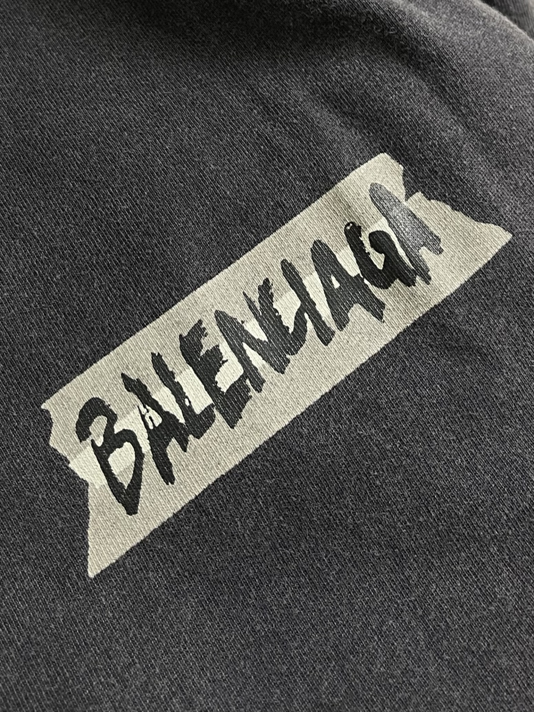 Balenciaga 做旧印花字母短袖T恤 定制密织平纹针织料 质感卓越 舒适贴肤 以浓郁而纯粹的洗水黑