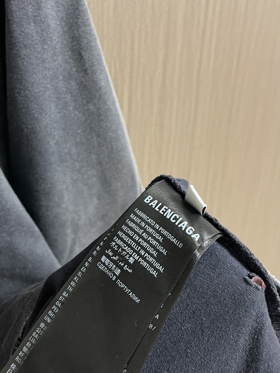Balenciaga 做旧印花字母短袖T恤 定制密织平纹针织料 质感卓越 舒适贴肤 以浓郁而纯粹的洗水黑