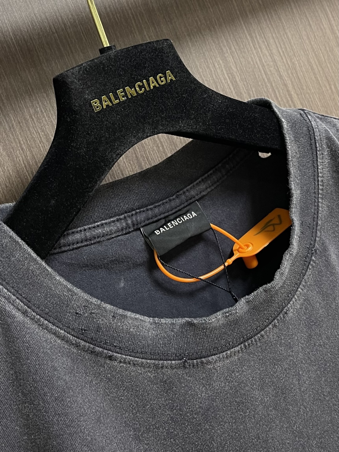 Balenciaga 做旧印花字母短袖T恤 定制密织平纹针织料 质感卓越 舒适贴肤 以浓郁而纯粹的洗水黑