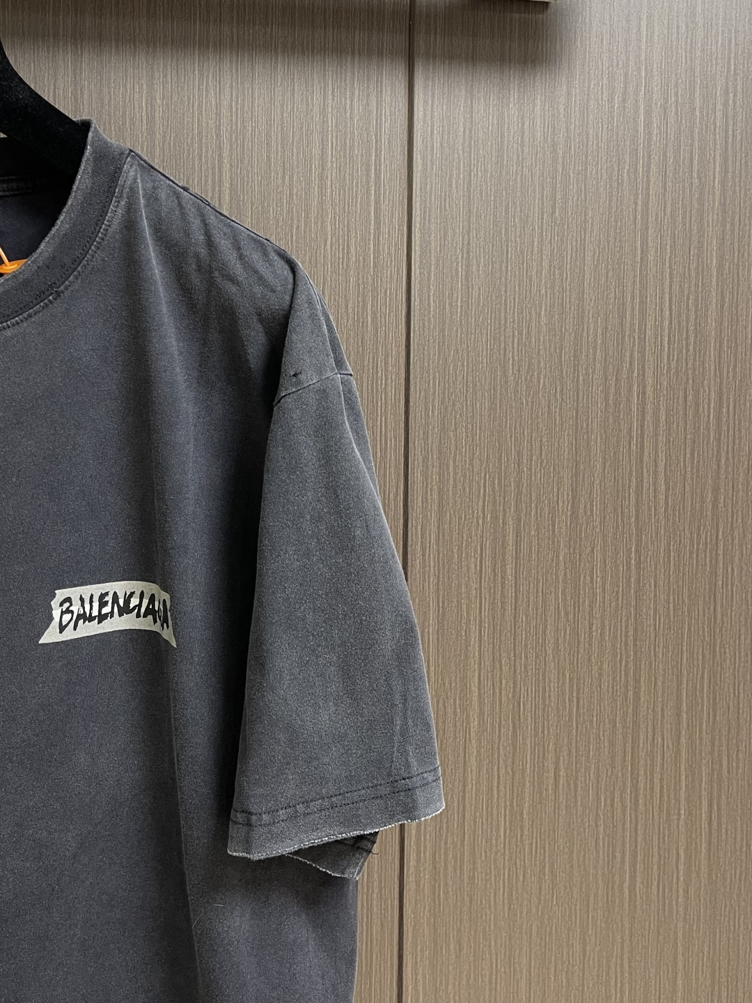 Balenciaga 做旧印花字母短袖T恤 定制密织平纹针织料 质感卓越 舒适贴肤 以浓郁而纯粹的洗水黑