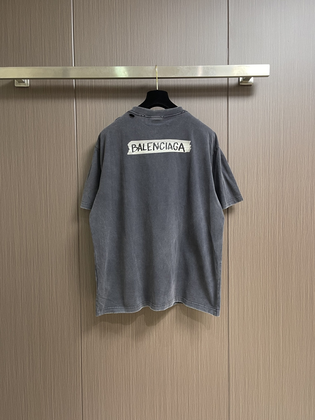Balenciaga 做旧印花字母短袖T恤 定制密织平纹针织料 质感卓越 舒适贴肤 以浓郁而纯粹的洗水黑