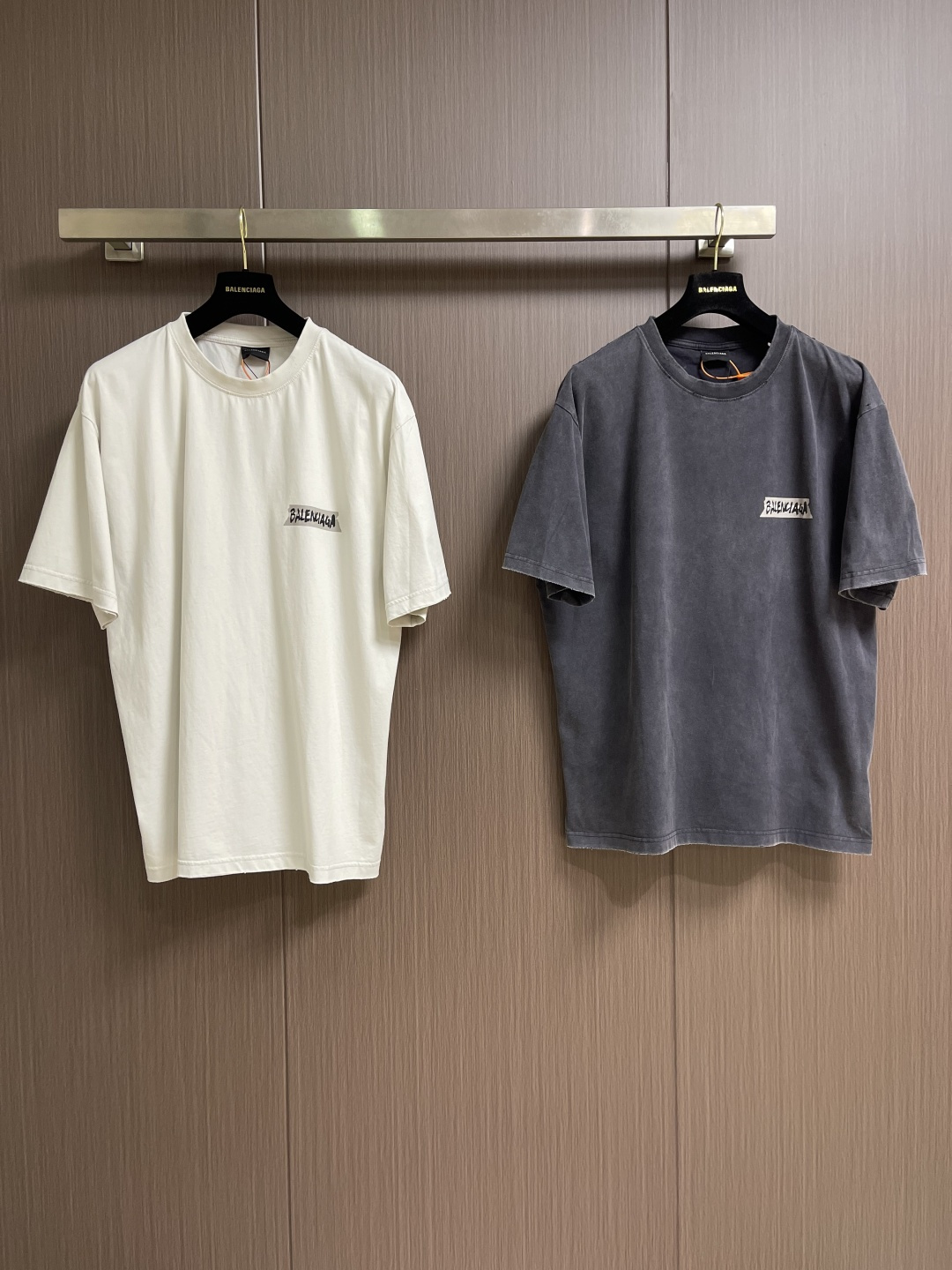 Balenciaga 做旧印花字母短袖T恤 定制密织平纹针织料 质感卓越 舒适贴肤 以浓郁而纯粹的洗水黑