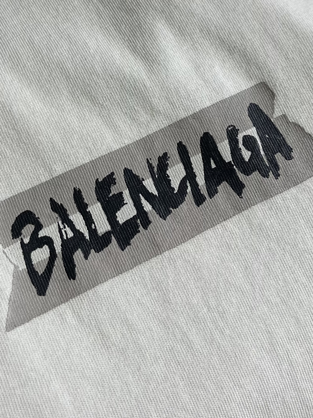 Balenciaga 做旧印花字母短袖T恤 定制密织平纹针织料 质感卓越 舒适贴肤 以浓郁而纯粹的洗水黑
