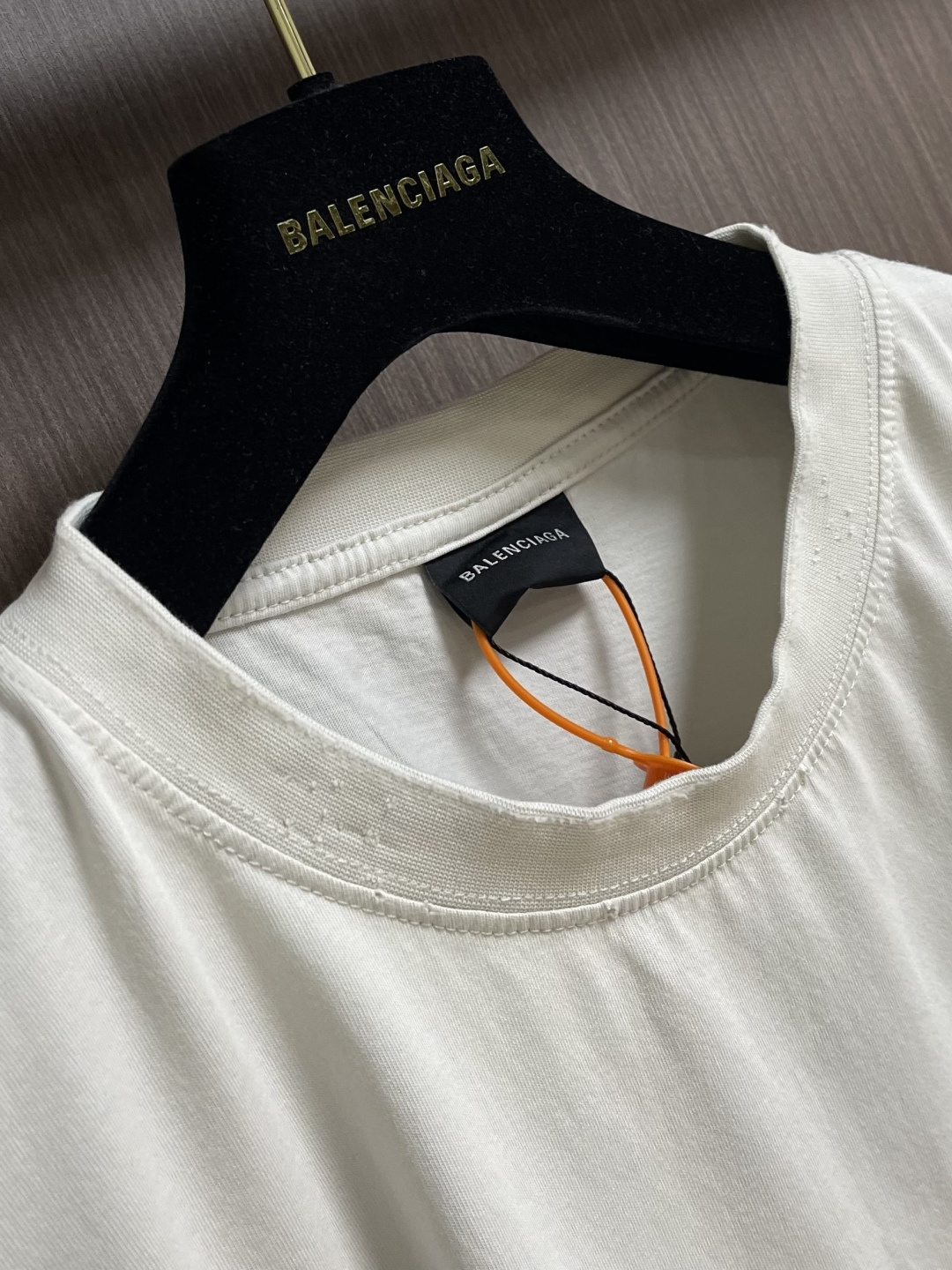 Balenciaga 做旧印花字母短袖T恤 定制密织平纹针织料 质感卓越 舒适贴肤 以浓郁而纯粹的洗水黑