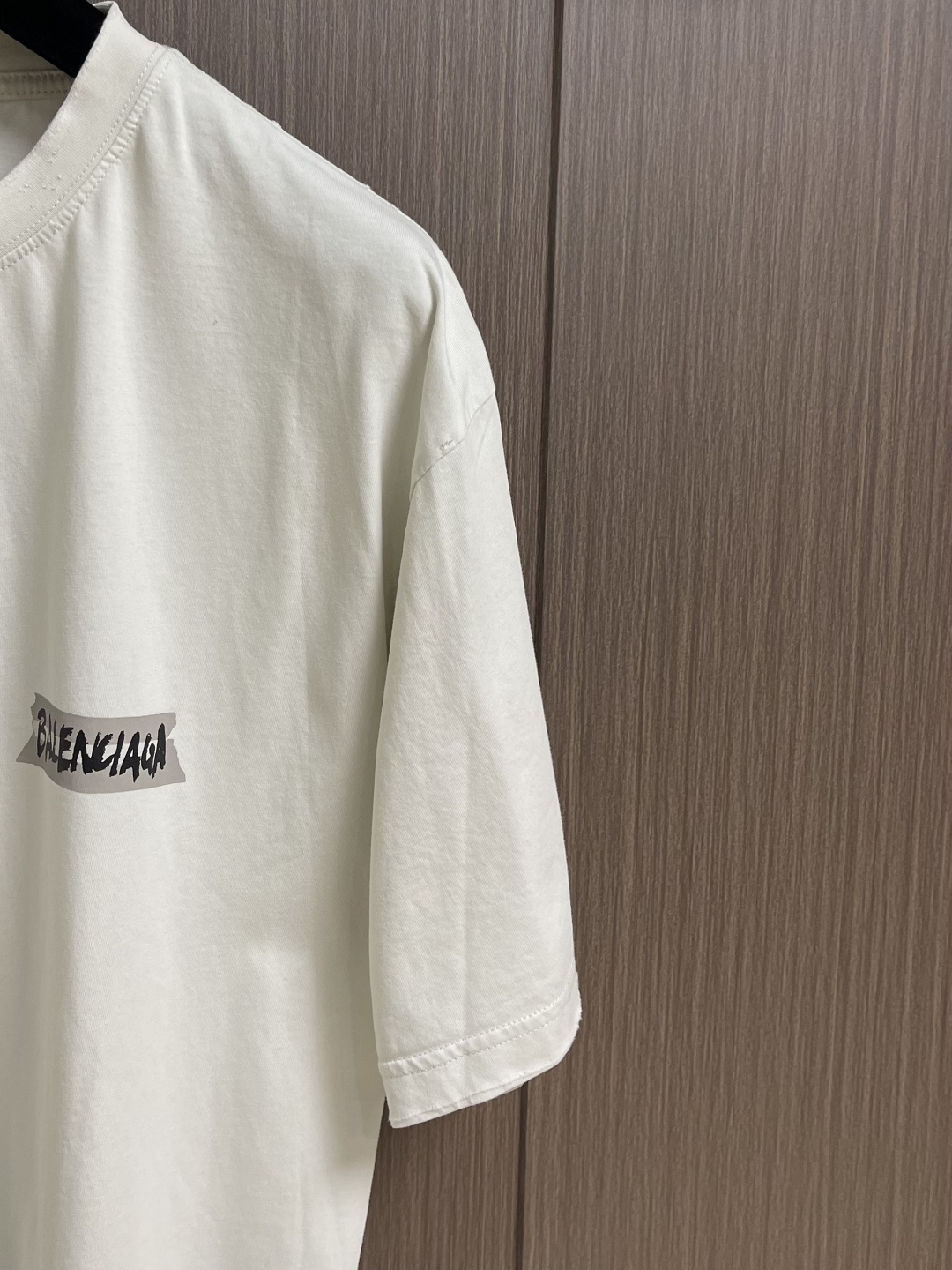 Balenciaga 做旧印花字母短袖T恤 定制密织平纹针织料 质感卓越 舒适贴肤 以浓郁而纯粹的洗水黑