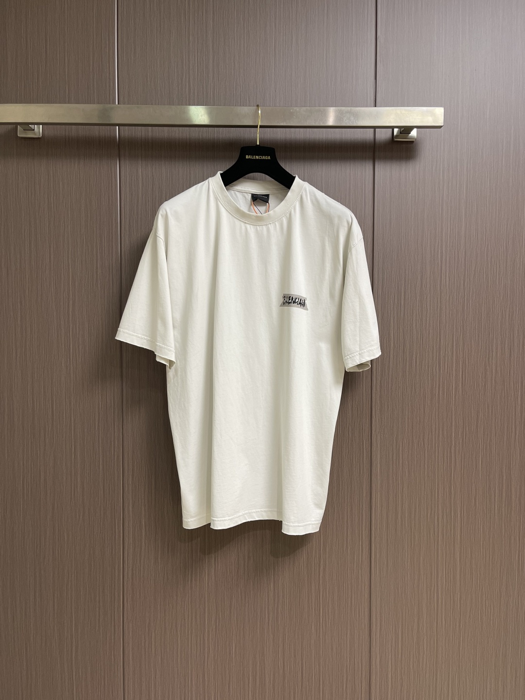 NO:745894,Balenciaga short-sleeved T-shirt with distressed printed letters. Customized densely woven jersey material. Excellent texture. Comfortable and close to the skin. The main tone is rich and pure washed black. Let distressing become the ultimate expression of street aesthetics. The front and back are decorated with masking tape art works. The brand's secret identity code gives the static print a flowing narrative. Graffiti is revealed in the fading. Every inch of wear is a deliberate accident, allowing the sense of luxury to grow wildly in the deliberate imperfection.  Light-sensitive glue printing uses special light-sensitive glue materials to evenly mix the glue with an appropriate amount of water or other diluents. The prepared light-sensitive glue is scraped and printed. Positioning is used to artificially break the fabric. Local friction and wear are performed on the fabric through manual operations. The surface of the fabric will form a natural damage effect. It is time-consuming and labor-intensive. The daily output is low. Use the washing and frying process to prioritize the special desizing agent and then soak the fabric in it to evenly absorb the size. After desizing, finally rinse. The workmanship is extremely complicated.  High loss. Size S-XL S size bust 119 shoulder width 53 length 70.5 M size bust 123 shoulder width 55 length 72 L size bust 127 shoulder width 57 length 73.5 XL size bust 131 shoulder width 59 length 75,,balenciaga,T-shirt,tees,t-shirt,19860909Balenciaga 做旧印花字母短袖T恤 定制密织平纹针织料 质感卓越 舒适贴肤 以浓郁而纯粹的洗水黑为主基调 让做旧成为街头美学的终极表达 正面和背面饰以masking tape艺术作品 品牌的隐秘的身份暗号 让静态的印花有了流动的叙事感 涂鸦在褪色中显影 每一寸磨损都是刻意的意外 让高级感在刻意的不完美中野蛮生长 光感胶浆印花利用特殊的光感胶浆材料将胶浆与适量的水或其他稀释剂混合均匀 将调配好的光感胶浆通过刮印的方式 采用定位人工磨破 通过手工操作对面料进行局部摩擦与磨损 面料表面会形成自然的破损效果 耗时耗力 日产量低 采用洗水炒色工艺优先选择特制的退浆剂再讲布料浸泡其中 均匀受浆 退浆后 最终再进行漂洗 做工复杂至极 损耗高.尺码S-XL S码胸围119 肩宽53 衣长70.5 M码 胸围123肩宽55衣长72 L码胸围127肩宽57衣长73.5 XL码 胸围131 肩宽59 衣长75,,balenciaga,T-shirt,tees，t-shirt,,Men's clothing