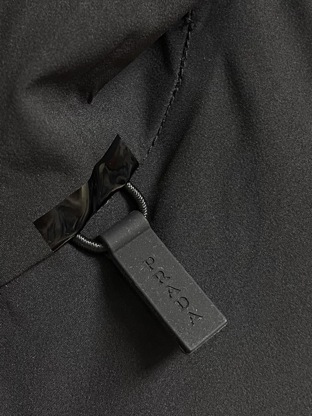 Prada 春夏连帽短袖拉链外套，精致工艺面料，经典短袖连帽设计，无论是上身舒适度还是都是无可比拟的存在