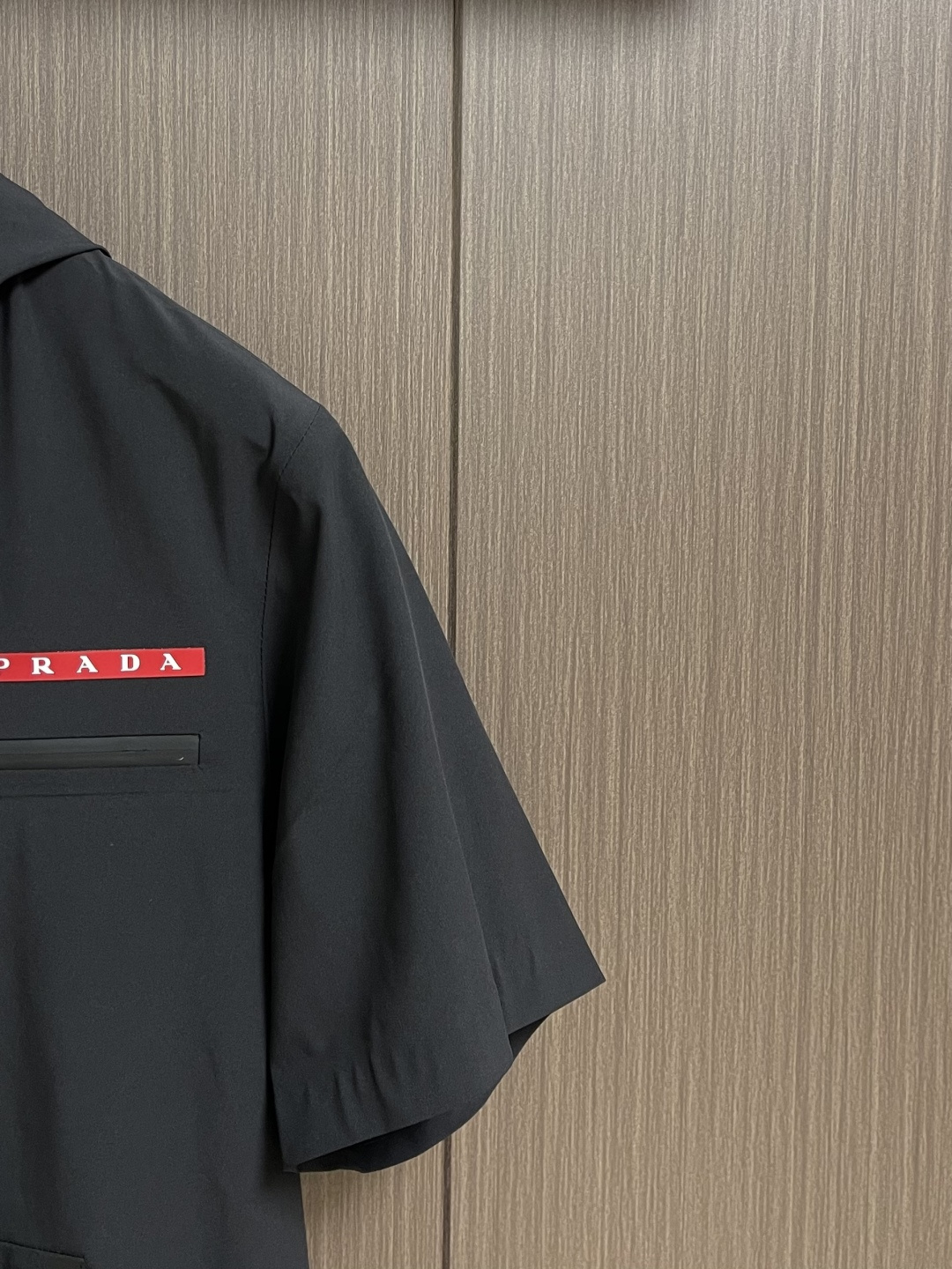 Prada 春夏连帽短袖拉链外套，精致工艺面料，经典短袖连帽设计，无论是上身舒适度还是都是无可比拟的存在