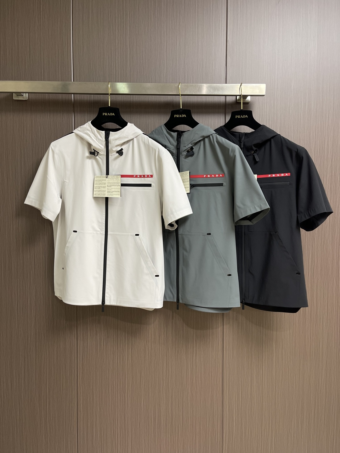 Prada 春夏连帽短袖拉链外套，精致工艺面料，经典短袖连帽设计，无论是上身舒适度还是都是无可比拟的存在
