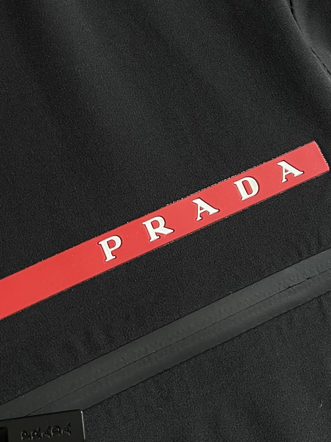 Prada 春夏连帽短袖拉链外套，精致工艺面料，经典短袖连帽设计，无论是上身舒适度还是都是无可比拟的存在