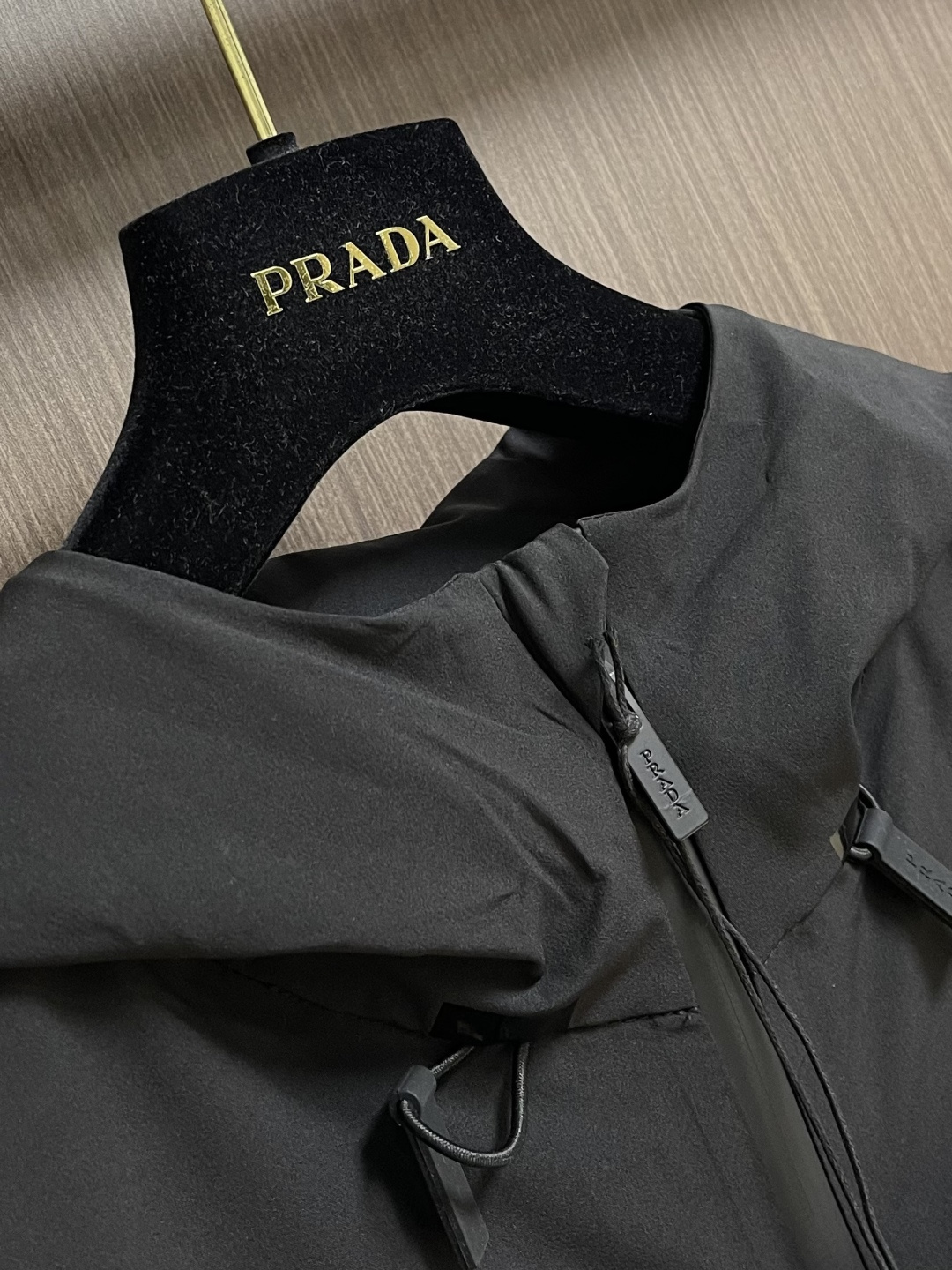 Prada 春夏连帽短袖拉链外套，精致工艺面料，经典短袖连帽设计，无论是上身舒适度还是都是无可比拟的存在