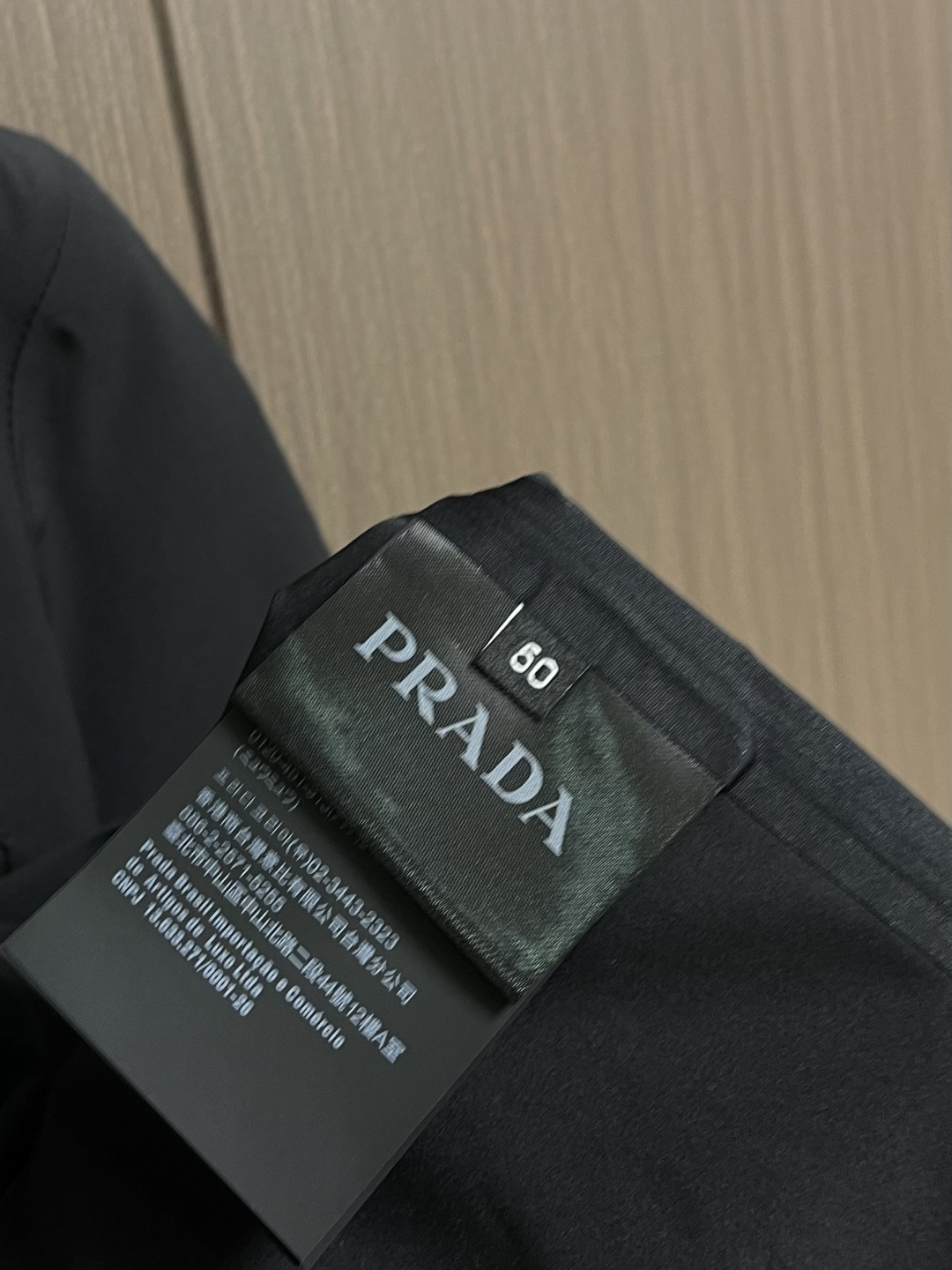 Prada 春夏连帽短袖拉链外套，精致工艺面料，经典短袖连帽设计，无论是上身舒适度还是都是无可比拟的存在