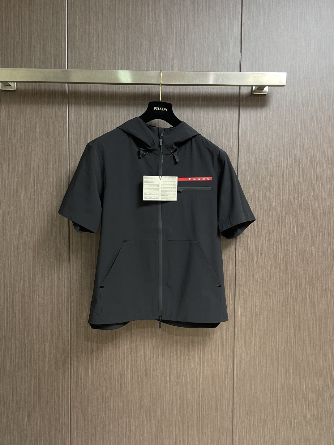 Prada 春夏连帽短袖拉链外套，精致工艺面料，经典短袖连帽设计，无论是上身舒适度还是都是无可比拟的存在