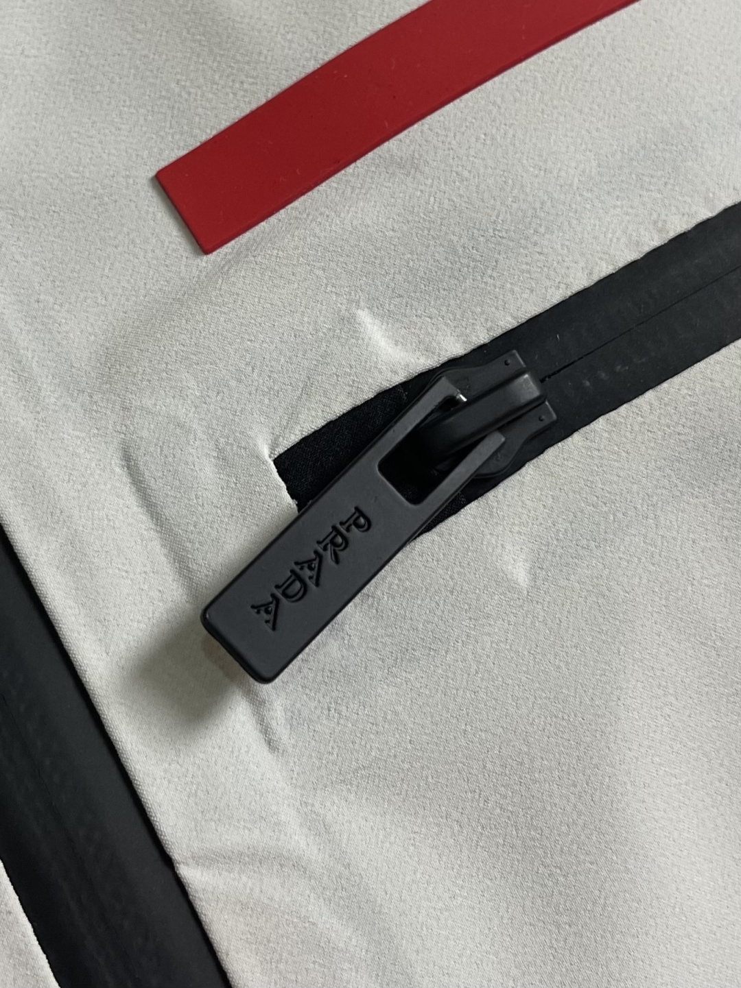 Prada 春夏连帽短袖拉链外套，精致工艺面料，经典短袖连帽设计，无论是上身舒适度还是都是无可比拟的存在