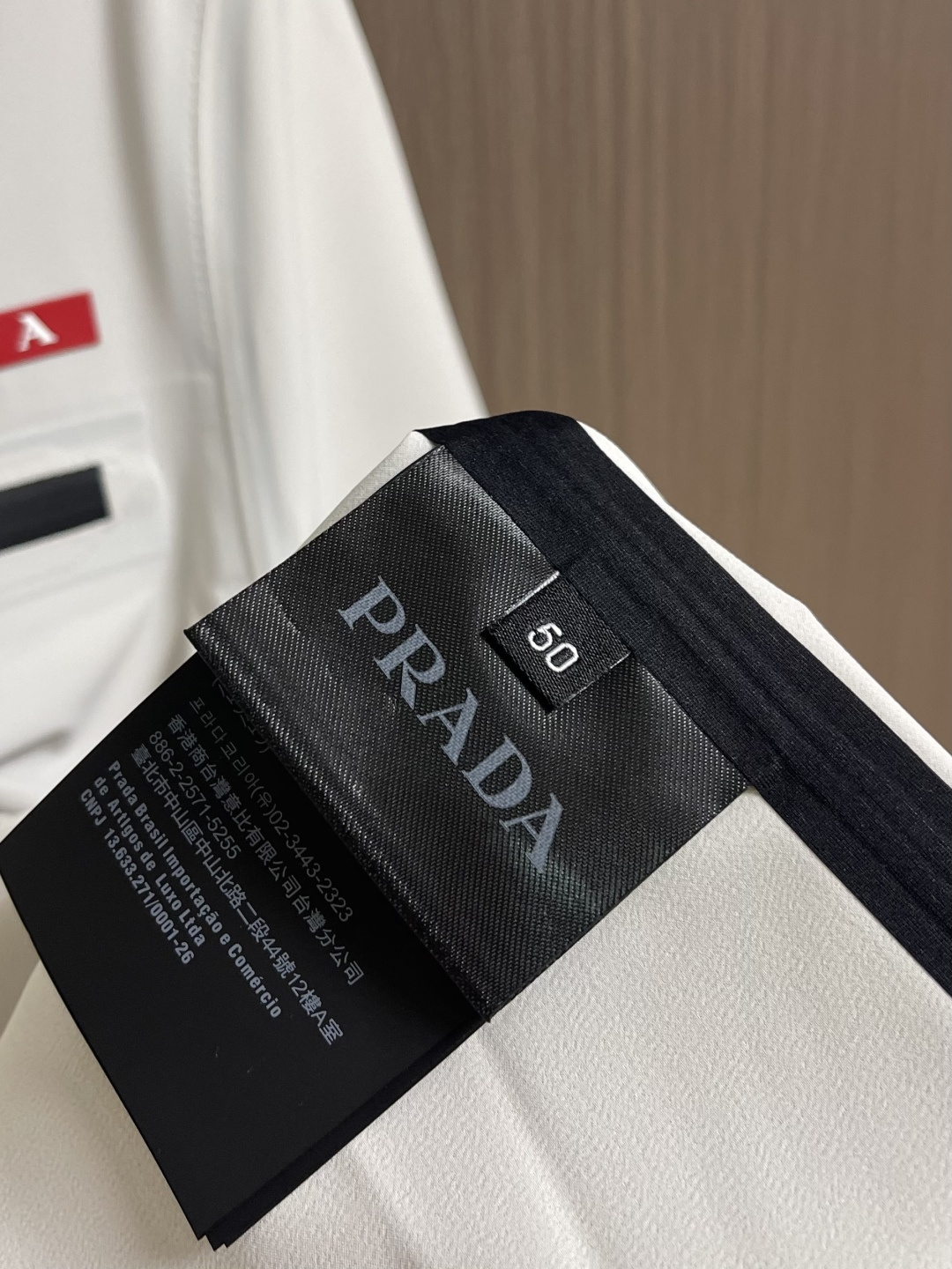Prada 春夏连帽短袖拉链外套，精致工艺面料，经典短袖连帽设计，无论是上身舒适度还是都是无可比拟的存在