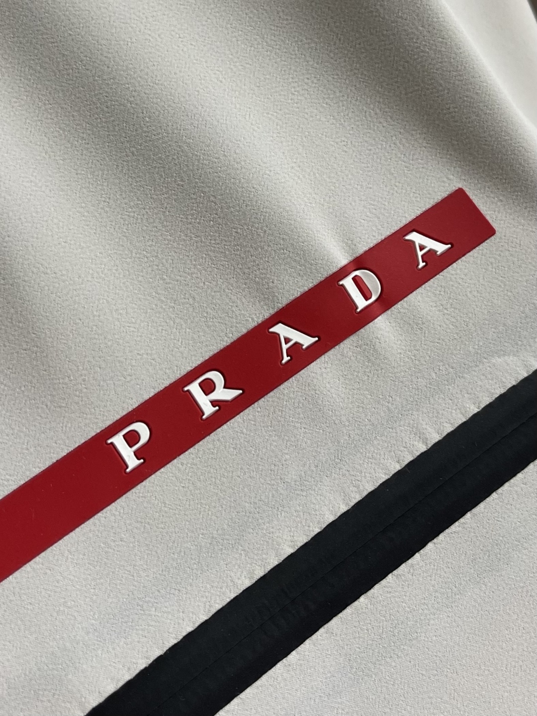 Prada 春夏连帽短袖拉链外套，精致工艺面料，经典短袖连帽设计，无论是上身舒适度还是都是无可比拟的存在