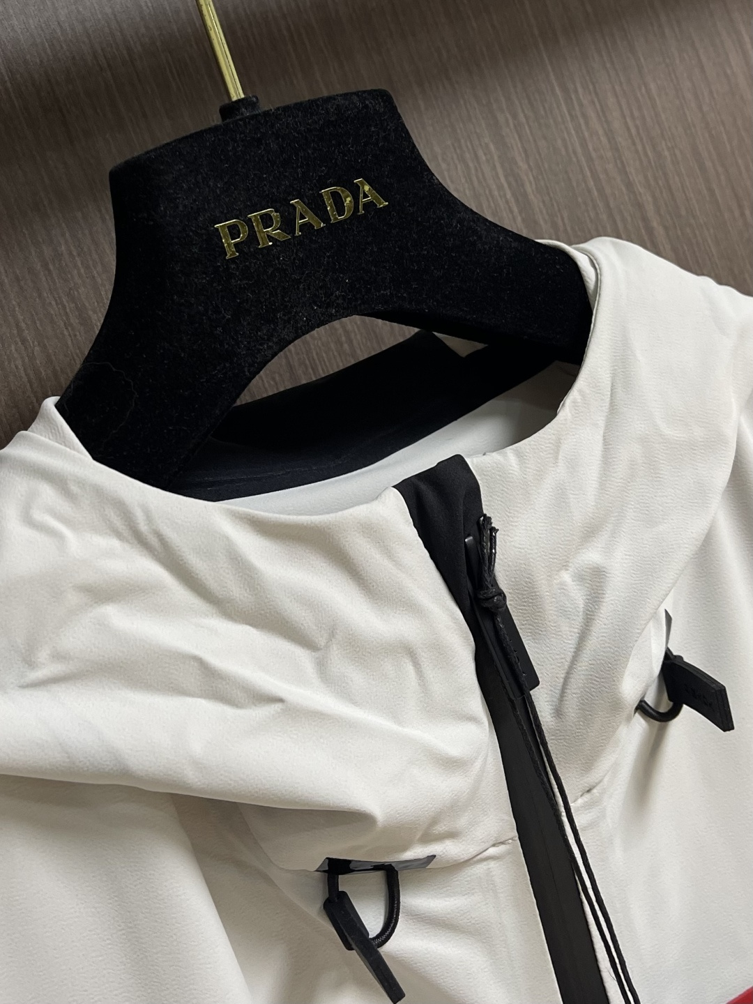Prada 春夏连帽短袖拉链外套，精致工艺面料，经典短袖连帽设计，无论是上身舒适度还是都是无可比拟的存在