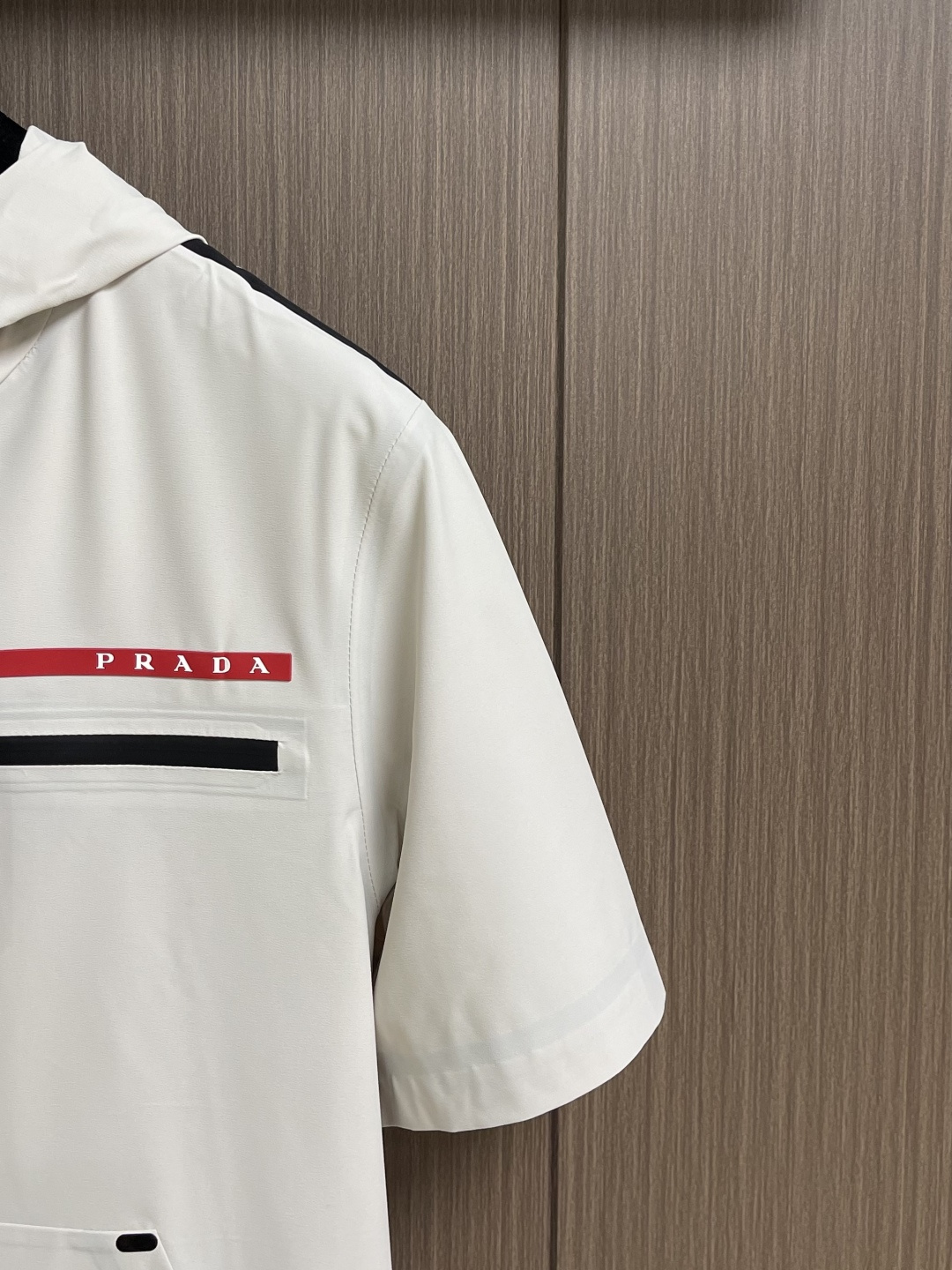 Prada 春夏连帽短袖拉链外套，精致工艺面料，经典短袖连帽设计，无论是上身舒适度还是都是无可比拟的存在