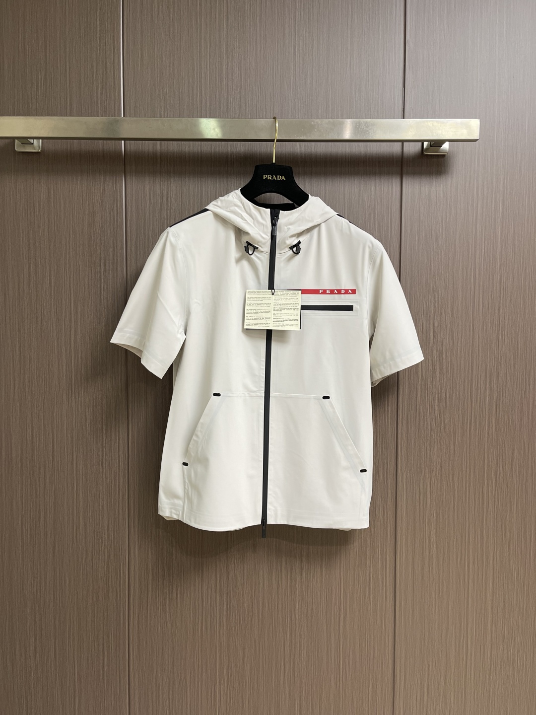 Prada 春夏连帽短袖拉链外套，精致工艺面料，经典短袖连帽设计，无论是上身舒适度还是都是无可比拟的存在