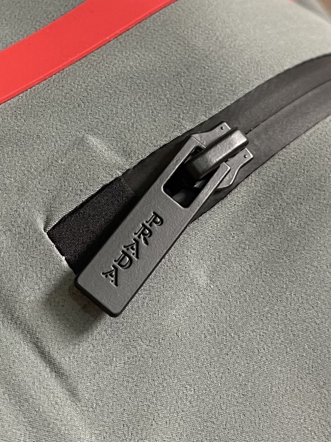 Prada 春夏连帽短袖拉链外套，精致工艺面料，经典短袖连帽设计，无论是上身舒适度还是都是无可比拟的存在