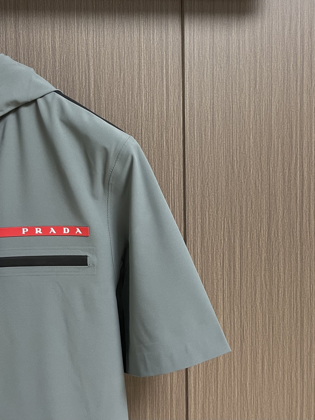 Prada 春夏连帽短袖拉链外套，精致工艺面料，经典短袖连帽设计，无论是上身舒适度还是都是无可比拟的存在