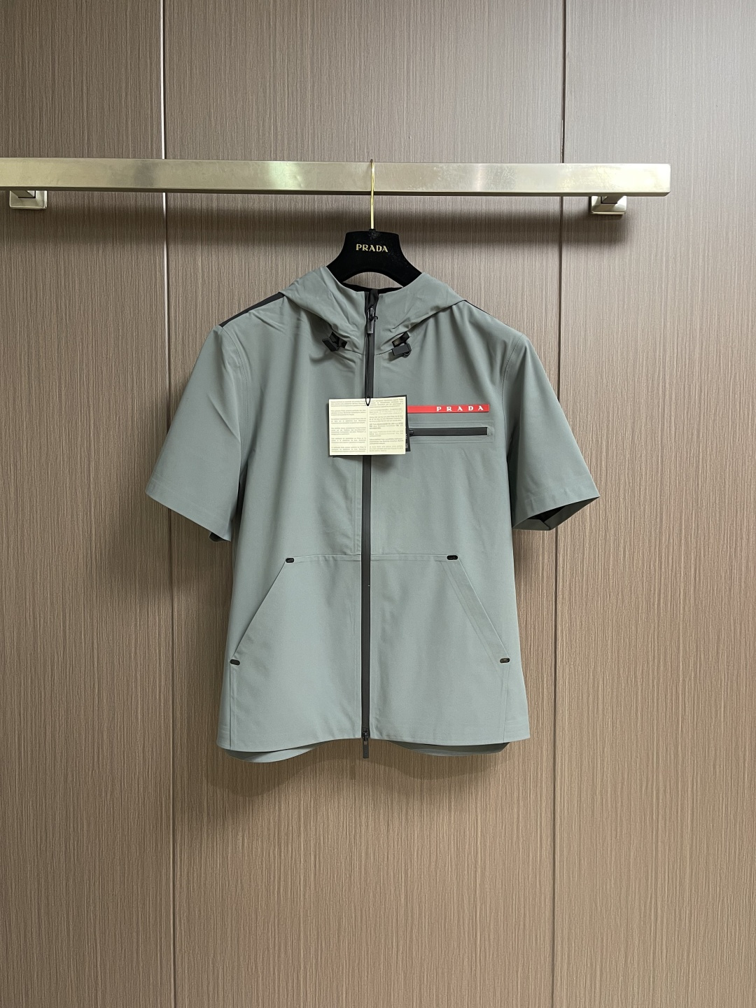 Prada 春夏连帽短袖拉链外套，精致工艺面料，经典短袖连帽设计，无论是上身舒适度还是都是无可比拟的存在