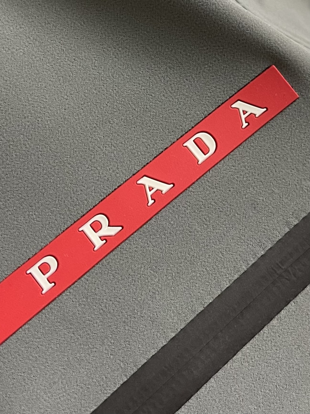 Prada 春夏连帽短袖拉链外套，精致工艺面料，经典短袖连帽设计，无论是上身舒适度还是都是无可比拟的存在
