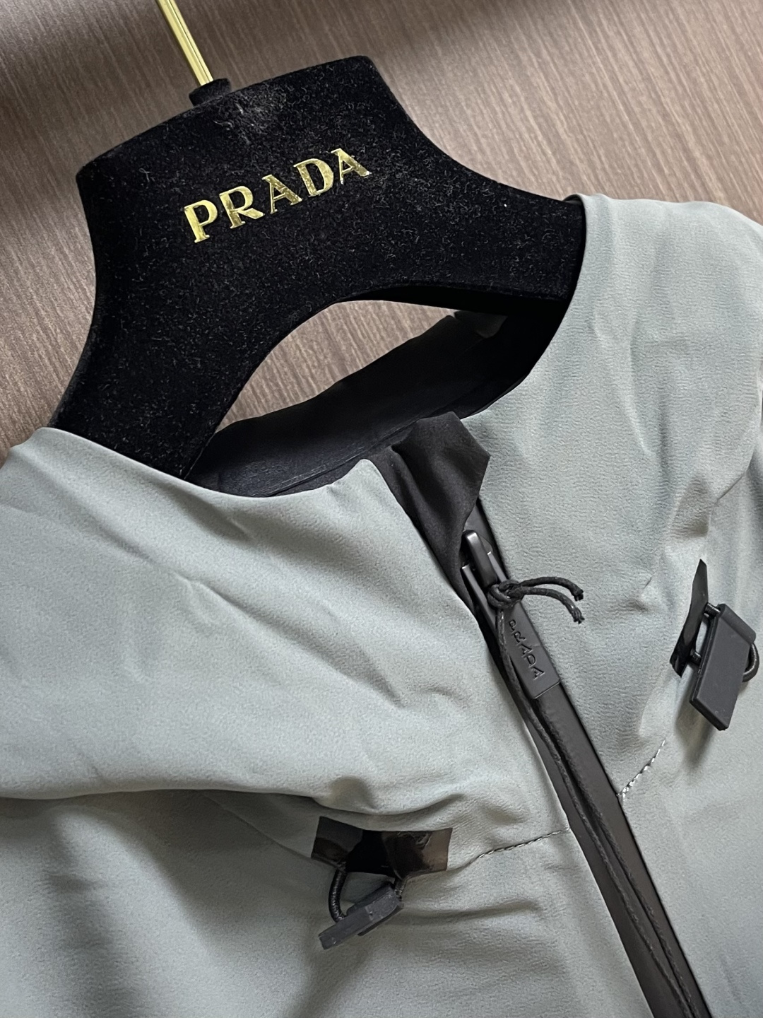 Prada 春夏连帽短袖拉链外套，精致工艺面料，经典短袖连帽设计，无论是上身舒适度还是都是无可比拟的存在