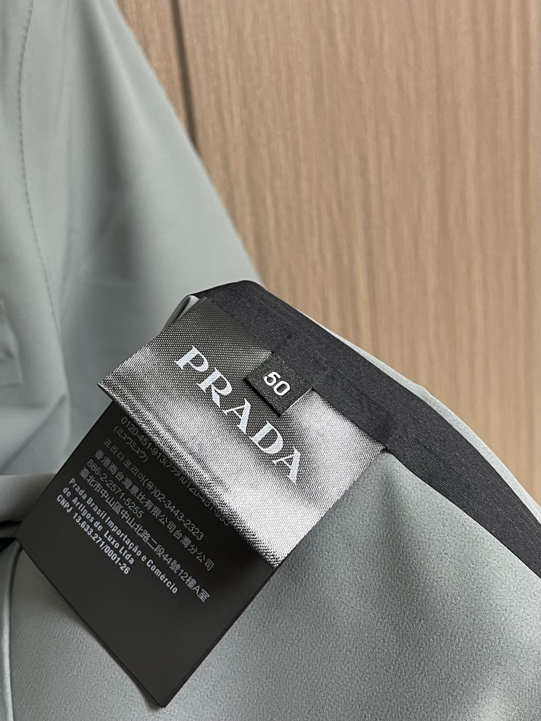 Prada 春夏连帽短袖拉链外套，精致工艺面料，经典短袖连帽设计，无论是上身舒适度还是都是无可比拟的存在