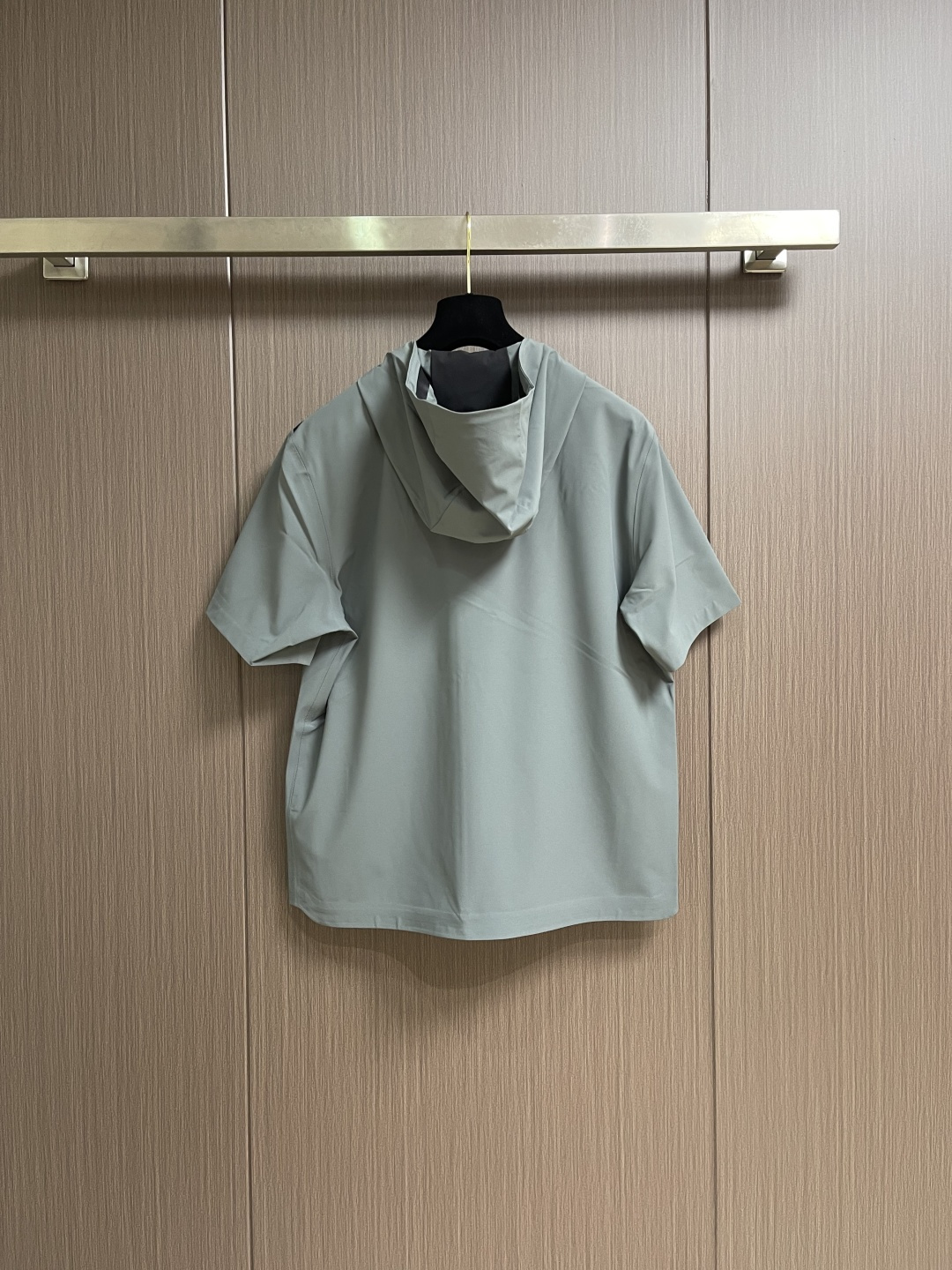 Prada 春夏连帽短袖拉链外套，精致工艺面料，经典短袖连帽设计，无论是上身舒适度还是都是无可比拟的存在