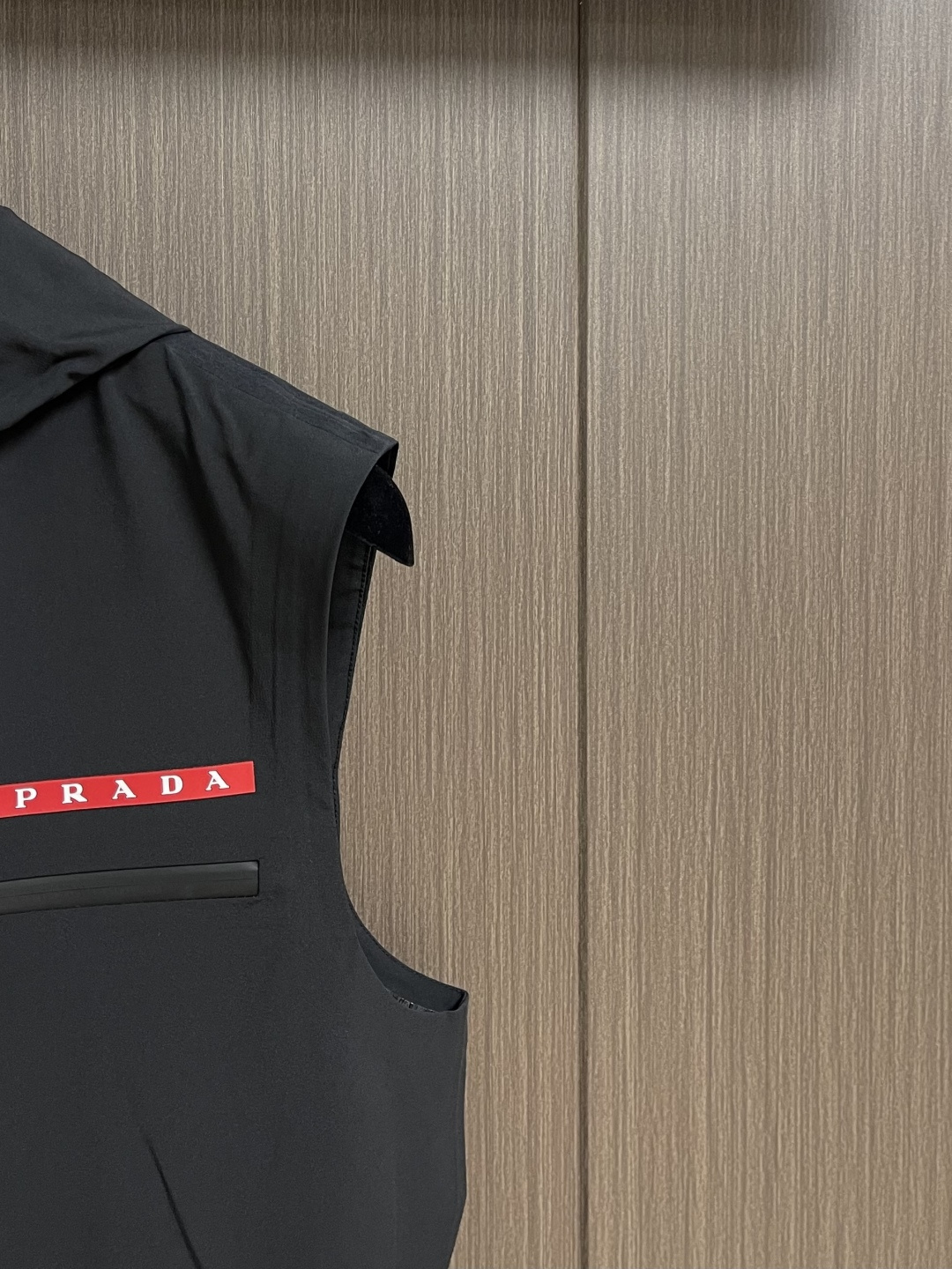 Prada 春夏连帽无袖马甲袖拉链外套，精致工艺面料，经典无袖马甲连帽设计，无论是上身舒适度还是都是无可