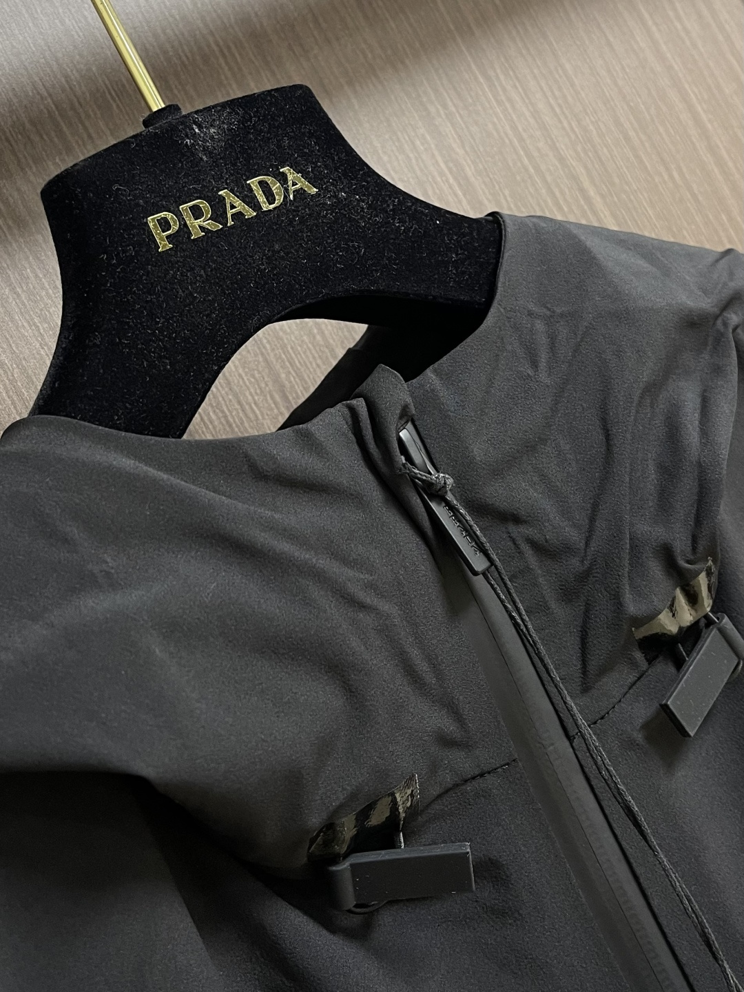 Prada 春夏连帽无袖马甲袖拉链外套，精致工艺面料，经典无袖马甲连帽设计，无论是上身舒适度还是都是无可