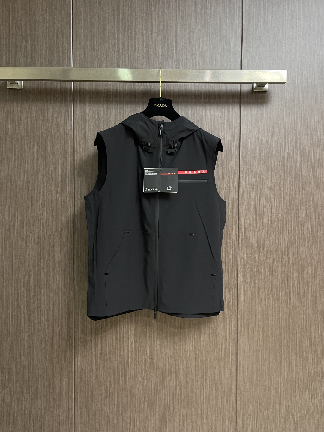 Prada 春夏连帽无袖马甲袖拉链外套，精致工艺面料，经典无袖马甲连帽设计，无论是上身舒适度还是都是无可
