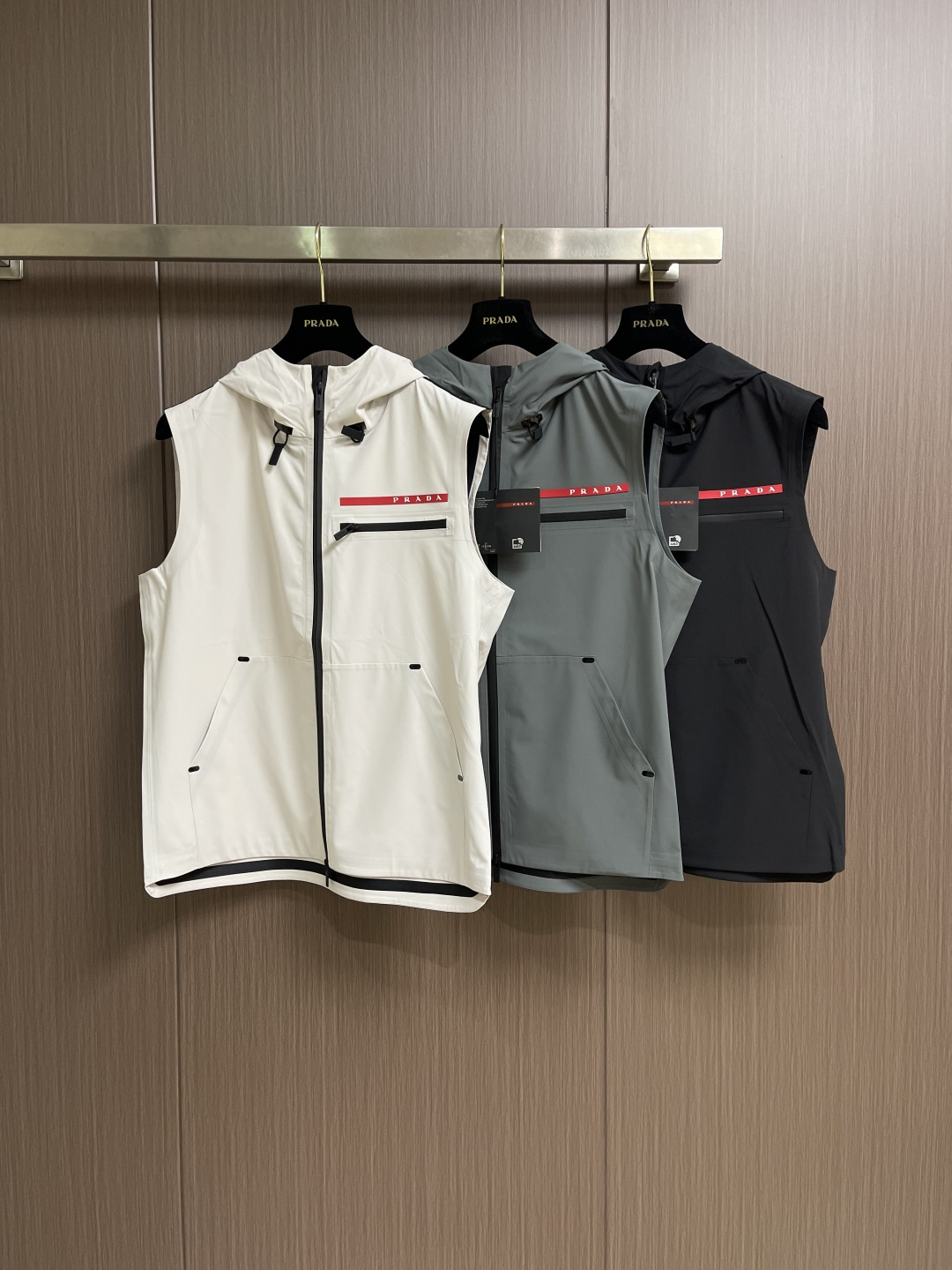 Prada 春夏连帽无袖马甲袖拉链外套，精致工艺面料，经典无袖马甲连帽设计，无论是上身舒适度还是都是无可