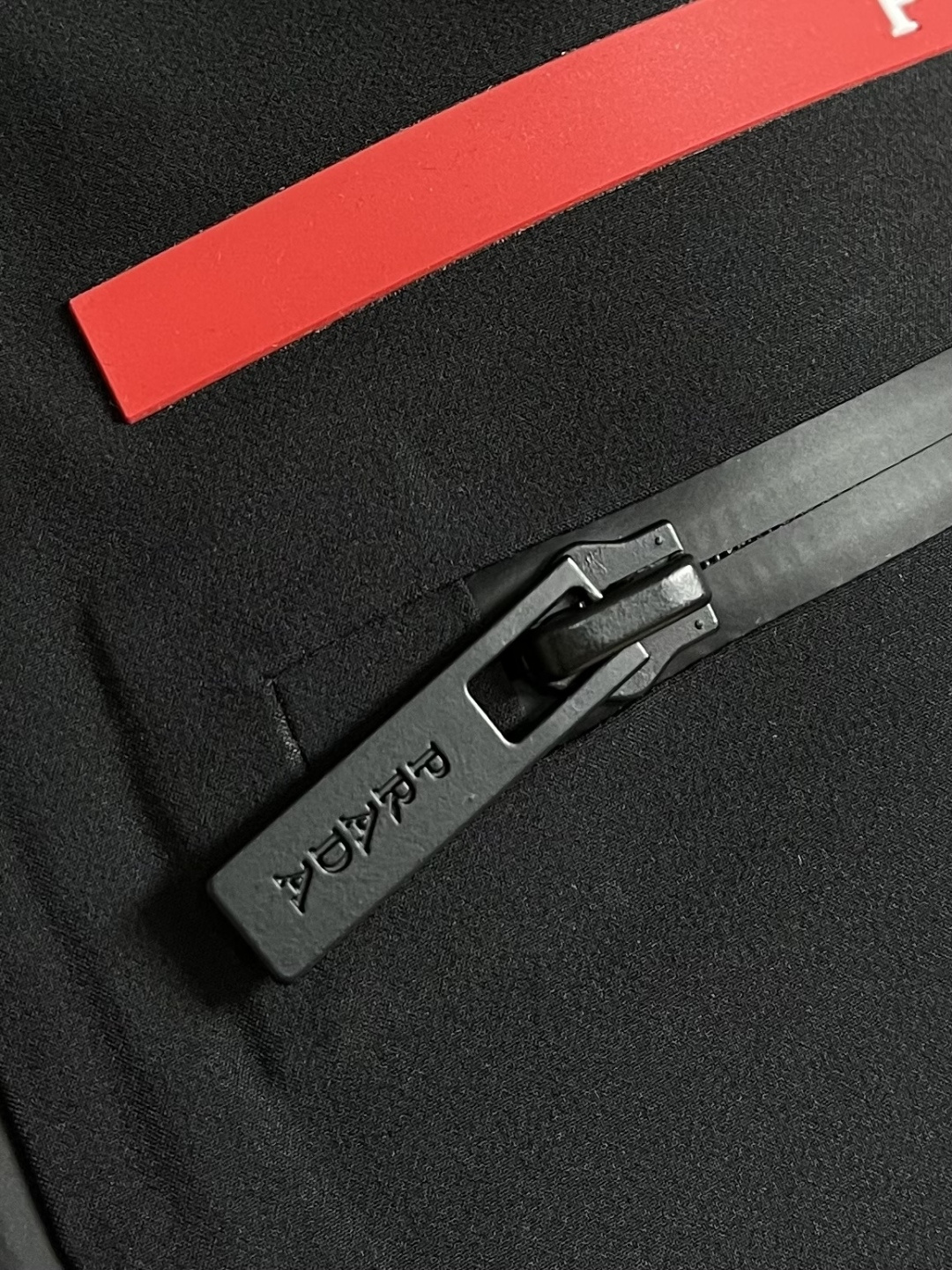 Prada 春夏连帽无袖马甲袖拉链外套，精致工艺面料，经典无袖马甲连帽设计，无论是上身舒适度还是都是无可
