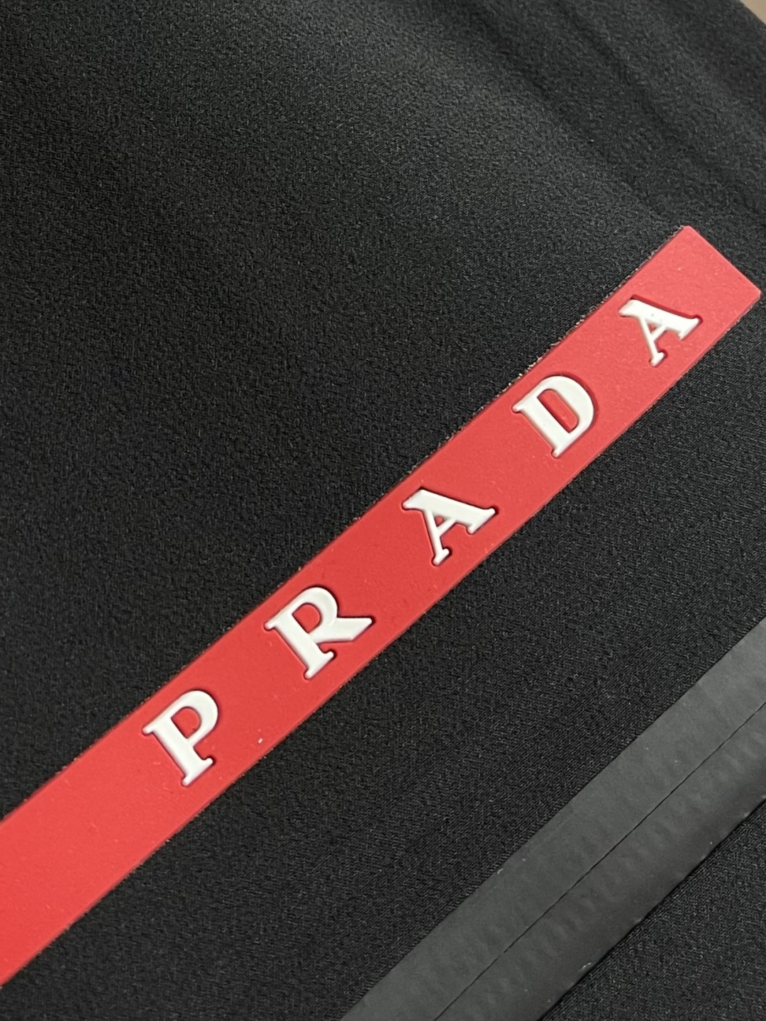 Prada 春夏连帽无袖马甲袖拉链外套，精致工艺面料，经典无袖马甲连帽设计，无论是上身舒适度还是都是无可