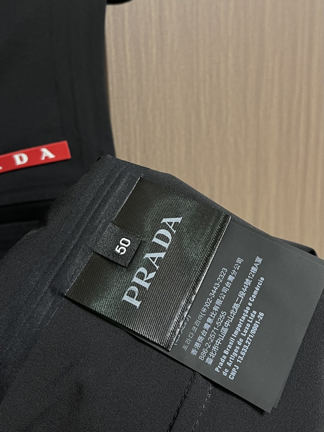 Prada 春夏连帽无袖马甲袖拉链外套，精致工艺面料，经典无袖马甲连帽设计，无论是上身舒适度还是都是无可