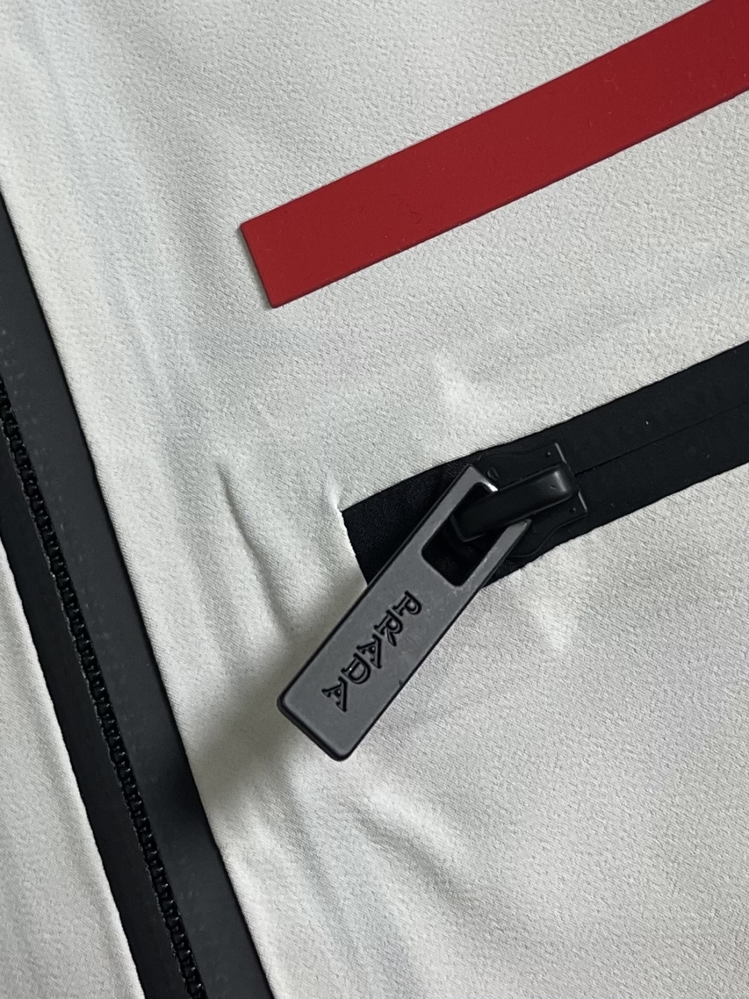 Prada 春夏连帽无袖马甲袖拉链外套，精致工艺面料，经典无袖马甲连帽设计，无论是上身舒适度还是都是无可