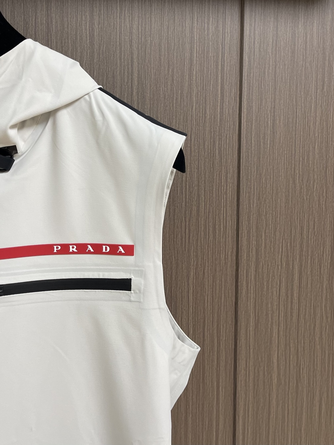 Prada 春夏连帽无袖马甲袖拉链外套，精致工艺面料，经典无袖马甲连帽设计，无论是上身舒适度还是都是无可