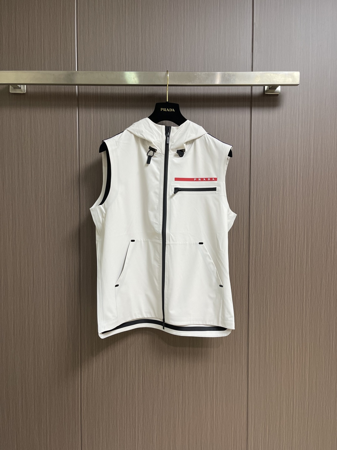 Prada 春夏连帽无袖马甲袖拉链外套，精致工艺面料，经典无袖马甲连帽设计，无论是上身舒适度还是都是无可