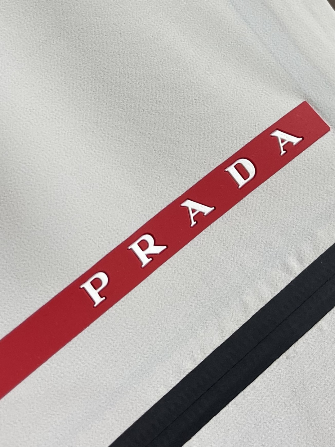 Prada 春夏连帽无袖马甲袖拉链外套，精致工艺面料，经典无袖马甲连帽设计，无论是上身舒适度还是都是无可