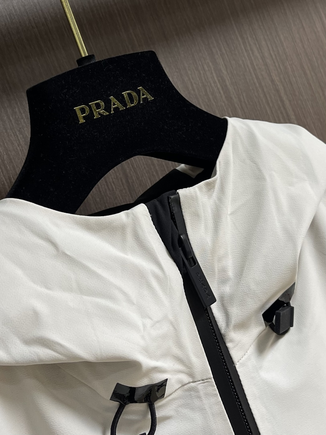 Prada 春夏连帽无袖马甲袖拉链外套，精致工艺面料，经典无袖马甲连帽设计，无论是上身舒适度还是都是无可