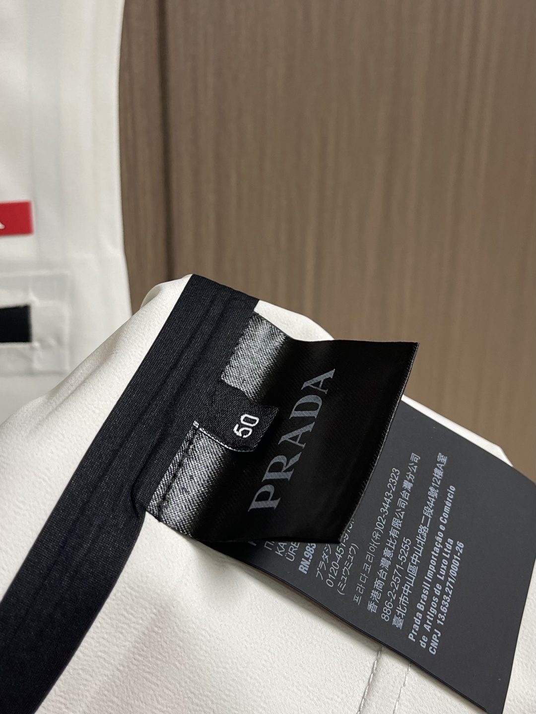 Prada 春夏连帽无袖马甲袖拉链外套，精致工艺面料，经典无袖马甲连帽设计，无论是上身舒适度还是都是无可