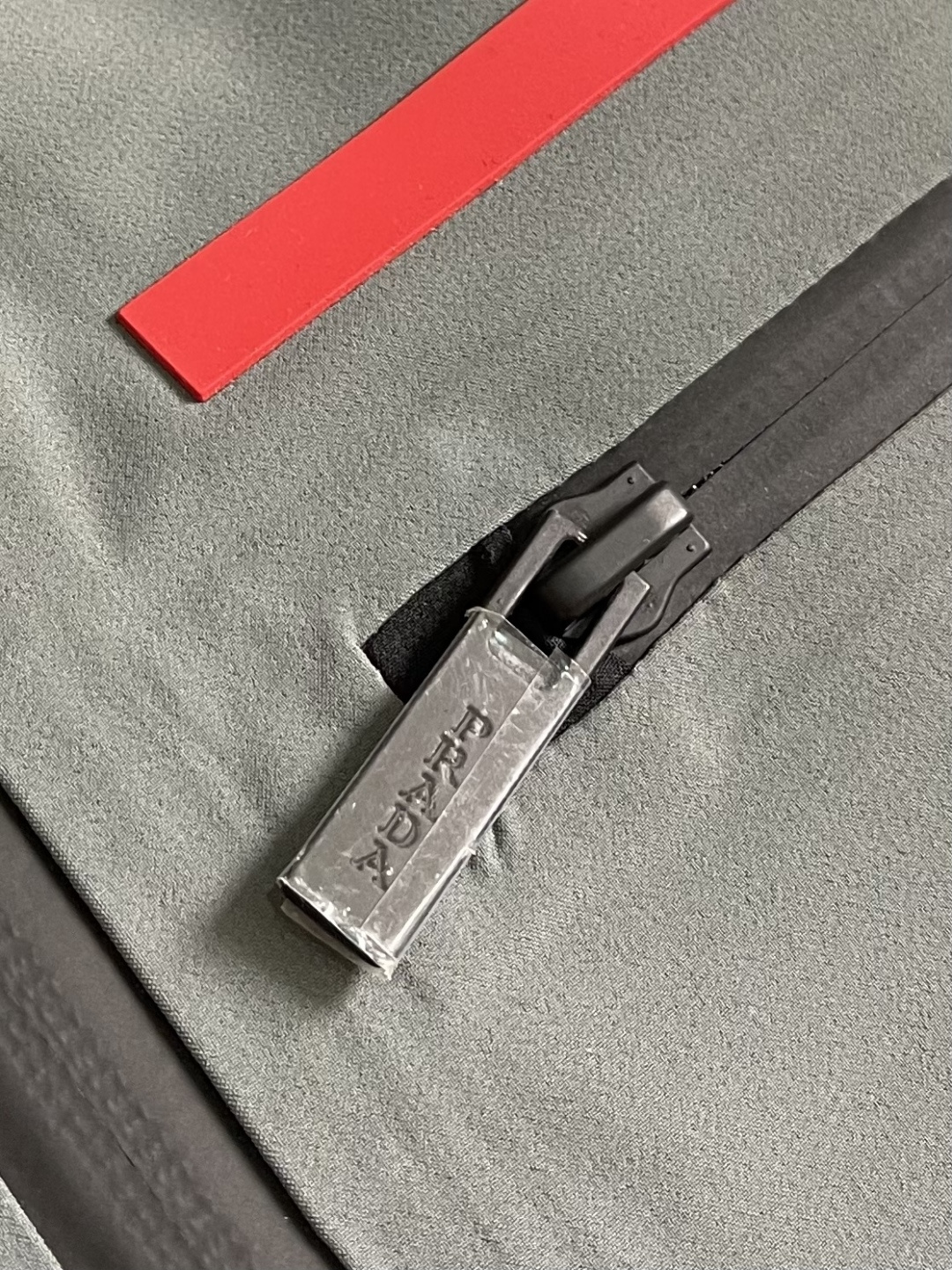Prada 春夏连帽无袖马甲袖拉链外套，精致工艺面料，经典无袖马甲连帽设计，无论是上身舒适度还是都是无可