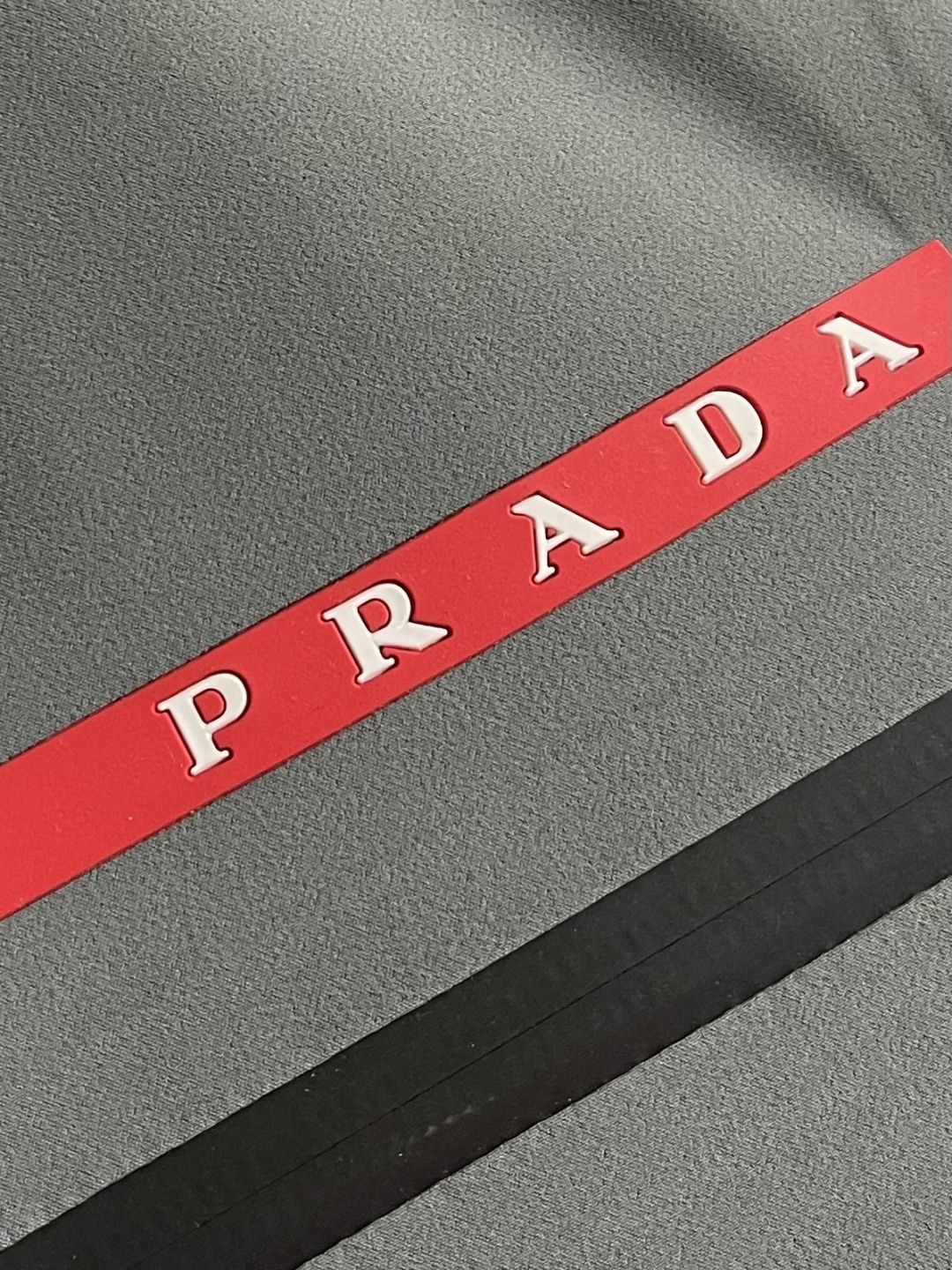 Prada 春夏连帽无袖马甲袖拉链外套，精致工艺面料，经典无袖马甲连帽设计，无论是上身舒适度还是都是无可